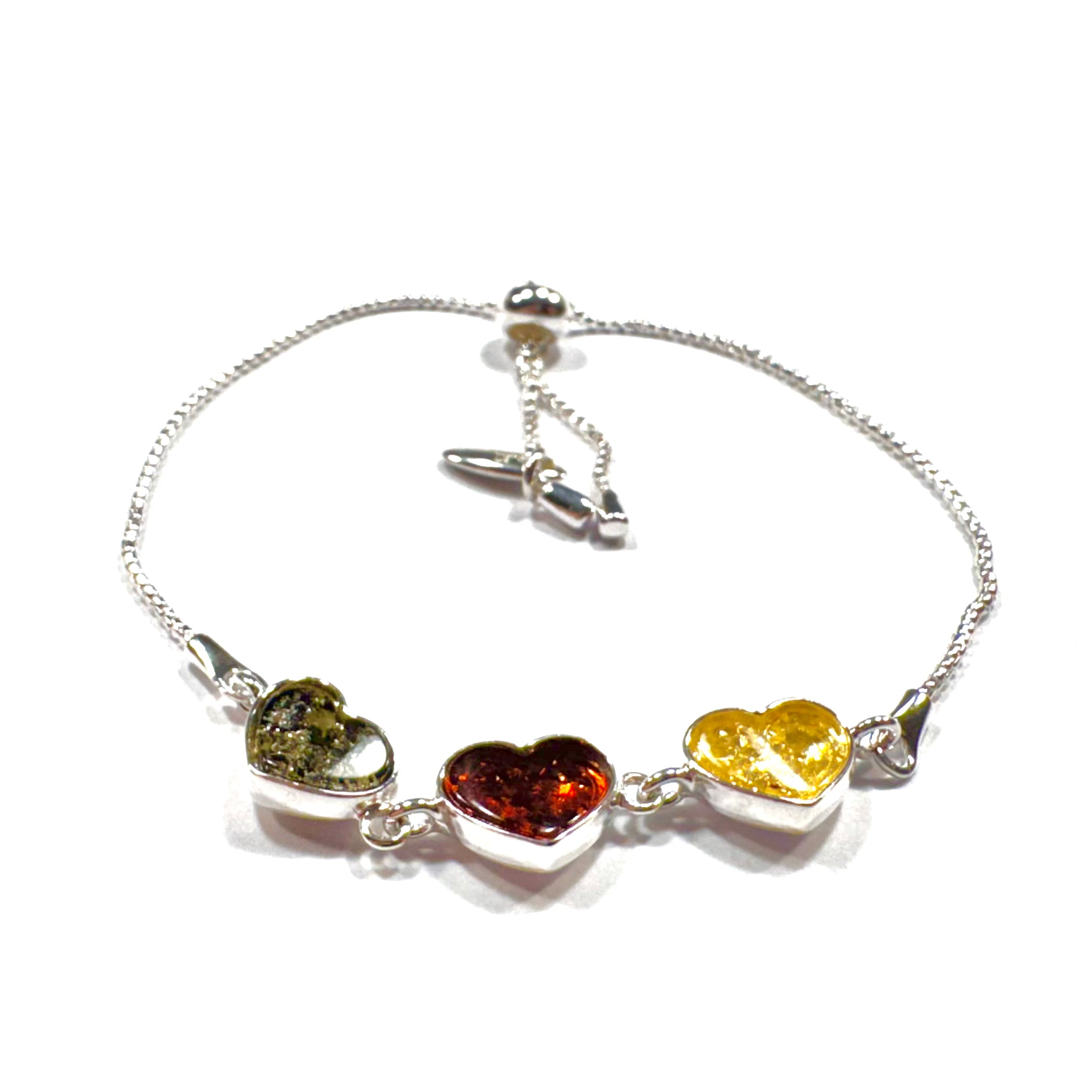 Edles Bernstein-Armband aus 925er Silber mit verstellbarem Ziehverschluss und drei Herz-Charms in honiggelben und cognacfarbenen Tönen.